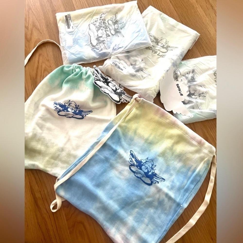 NWT Boys Lie drawstring bag & sticker